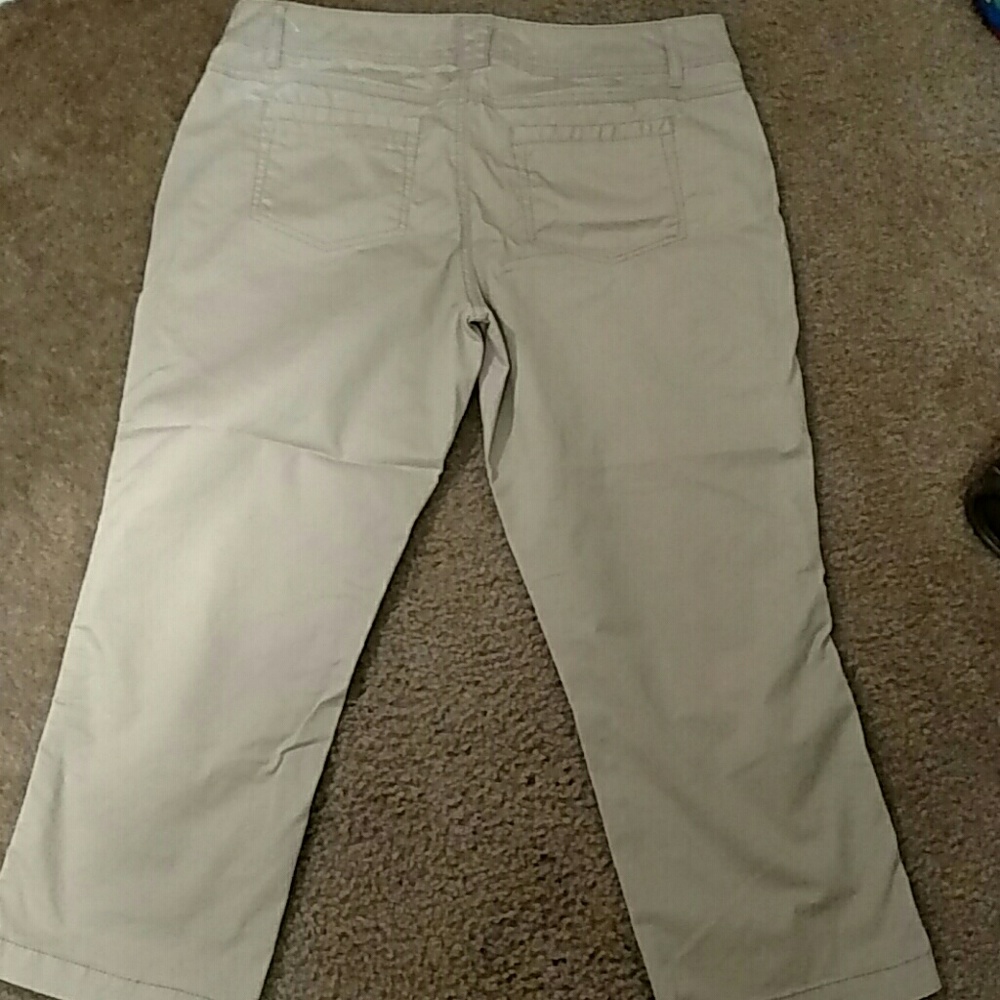 Maurice's Khaki Capri's